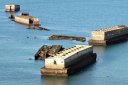 Port artificiel d'Arromanches. 
Caissons les plus à l'ouest (Tracy). 
Basse-mer, coefficient de 114.